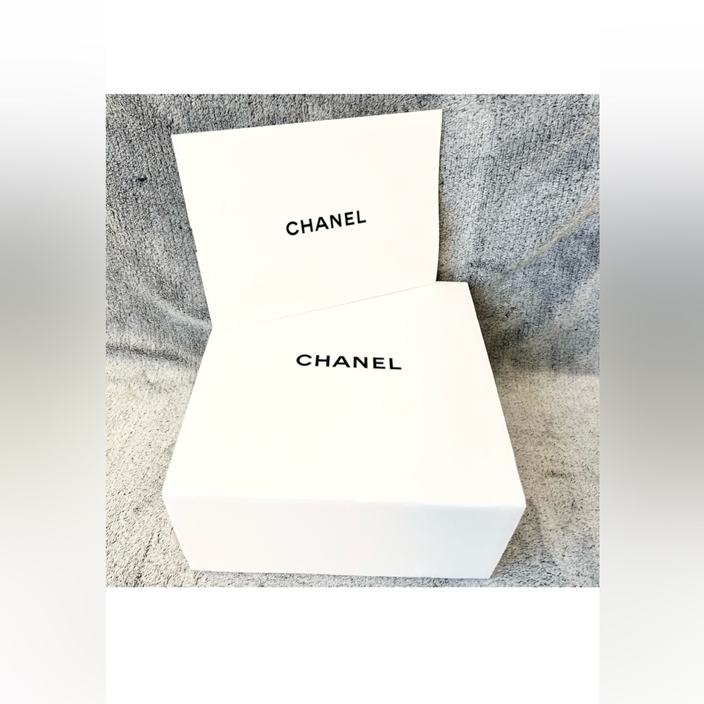 🌸CHANEL Beauty Gift Box include card sleeve